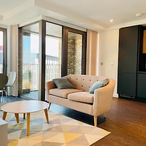 Apartment Royal Wharf, London