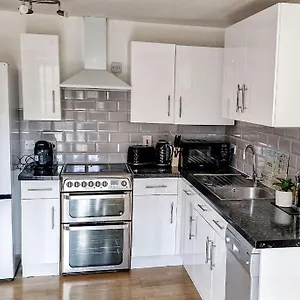 Apartment Comfy 2 Bed Flat With Free Parking, Close To Tube, London